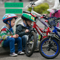 capacete e bicicleta